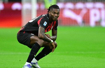 意甲大冷门！AC米兰主场遭倒数第一比萨队阻击，莫德里奇发威无缘胜利