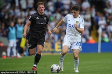 官方：利兹联与27岁边锋丹尼尔-詹姆斯续约四年</title>
        
    <title>官方：利兹联与27岁边锋丹尼尔-詹姆斯续约四年