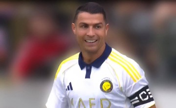 40岁C罗率队逆转法甲劲旅，腾空180度甩手庆祝