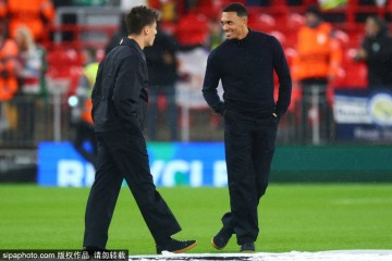 斯洛特与阿诺德的重逢：足球背后的情感纽带