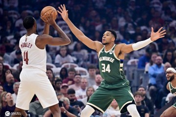 字母哥空砍40+14+9 莫布利21分骑士胜雄鹿