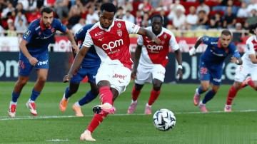 巴萨天降横财！昔日废柴法甲5场轰6球，英超3队求购