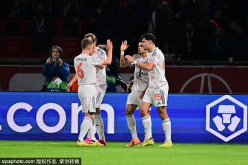 诺伊尔对阵巴黎41次长传且18次成功，两项数据位列本赛季欧冠之最