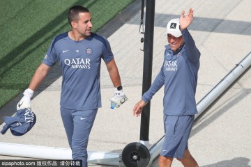 法甲激战：巴黎圣日耳曼狂胜登顶，巴黎FC首胜振奋人心